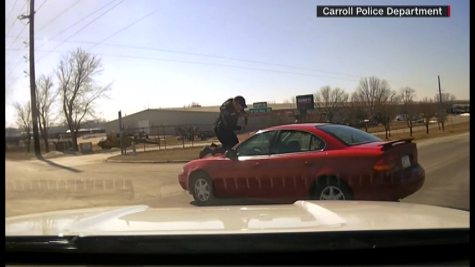 Police officer clings to roof of suspect's car in new video of Iowa car chase ABC7 Chicago