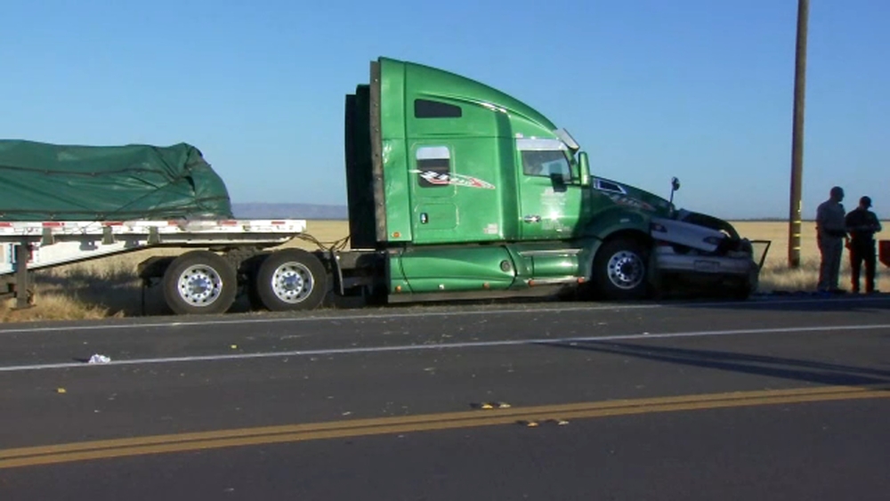 3 killed in crash involving semi-truck in Fresno County, CHP says