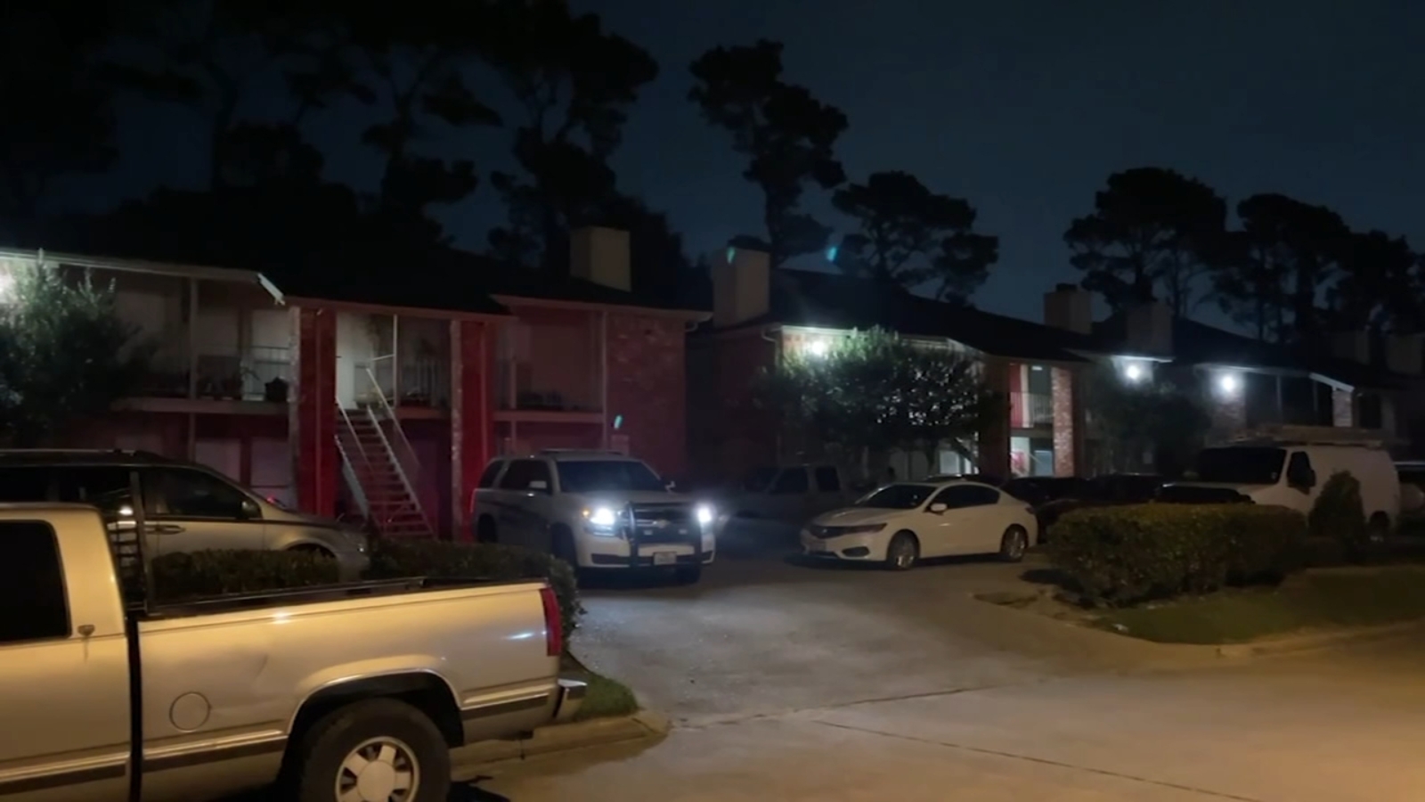 Katy man found hiding under mobile home after allegedly stabbing woman on apartment balcony near Tallowwood Terrace, police say - Vimarsana News