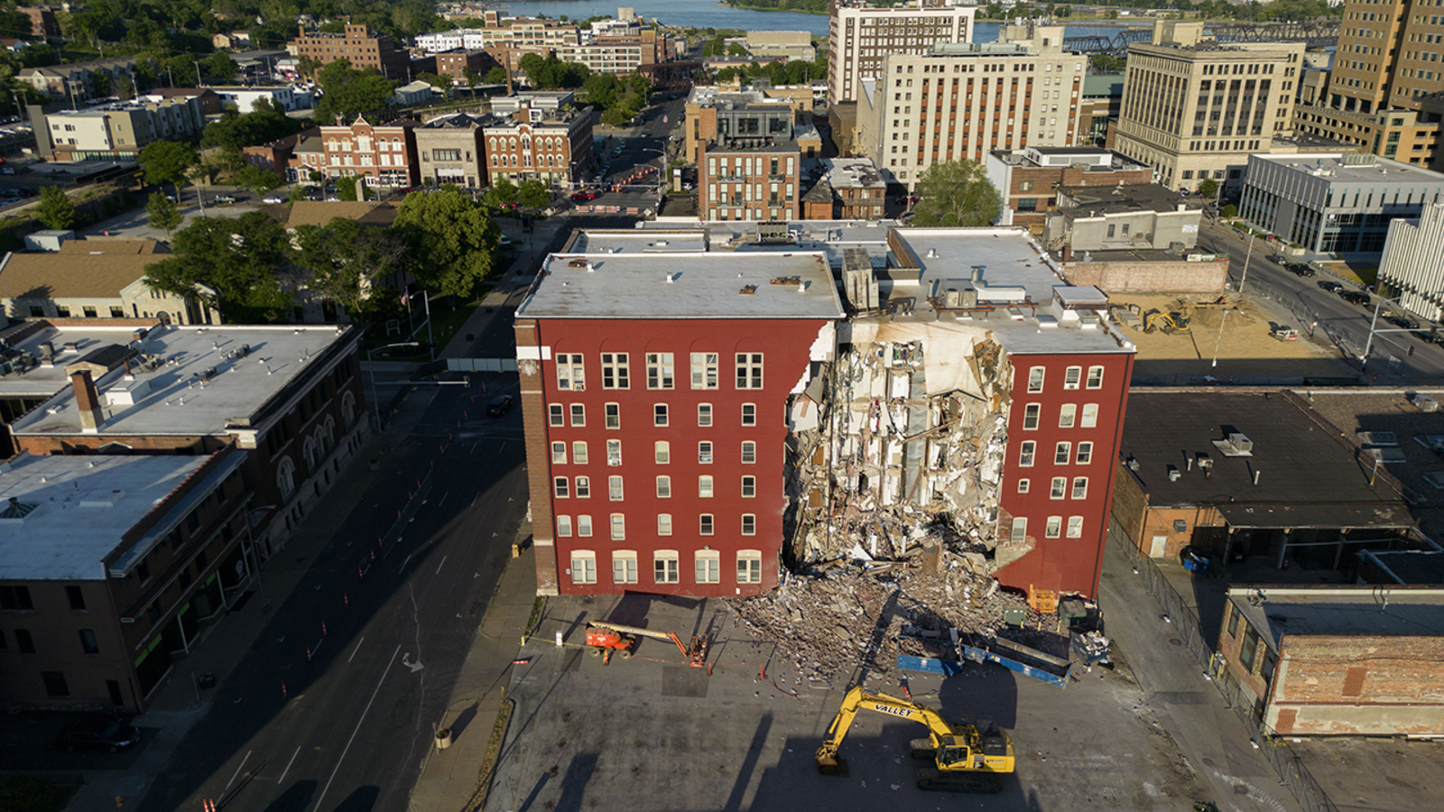 Davenport, Iowa building collapse: Officials delay demolition of apartment amid renewed search - Vimarsana News