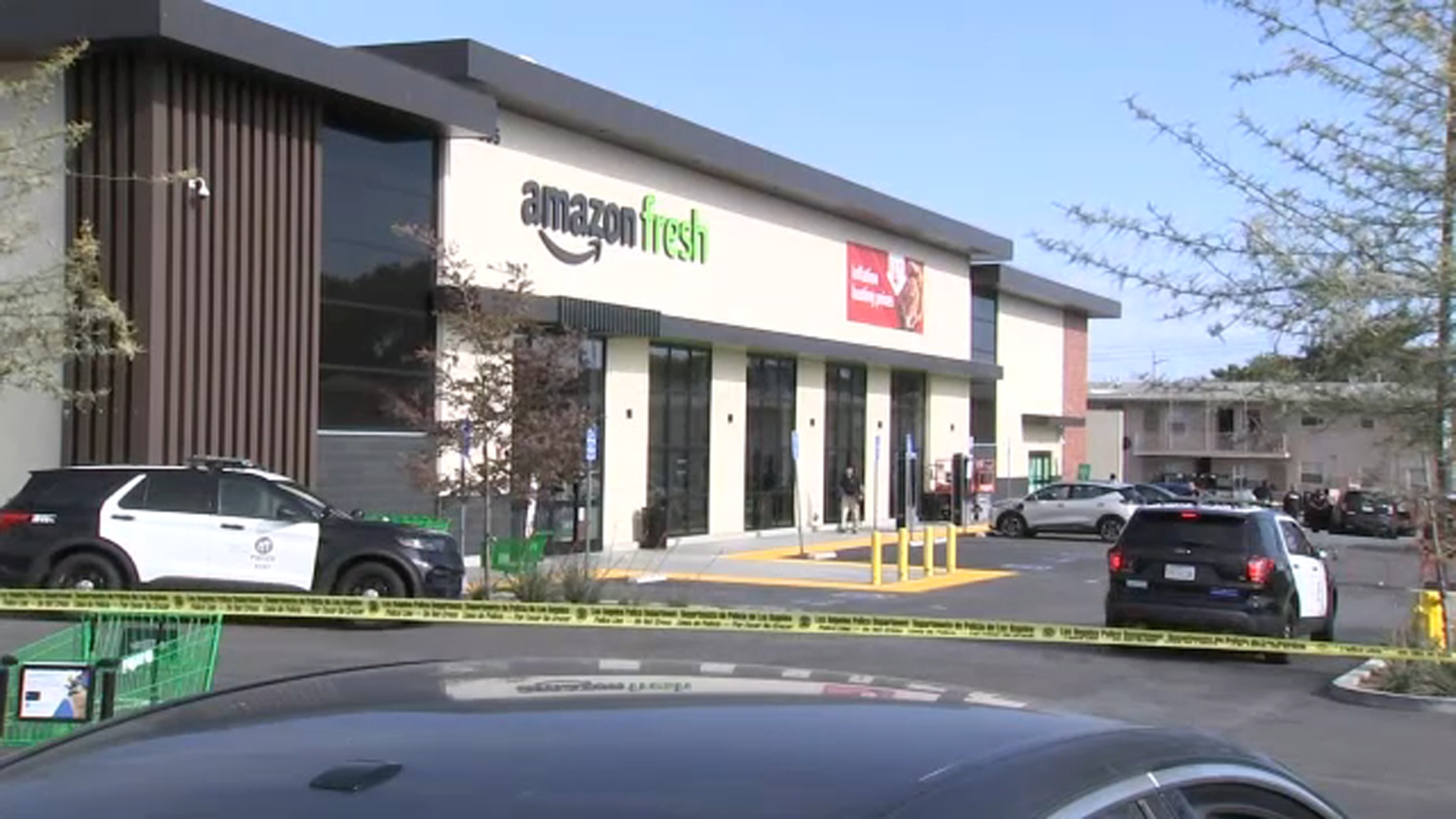 Sospechoso arrestado tras tiroteo fatal afuera de tienda Amazon Fresh