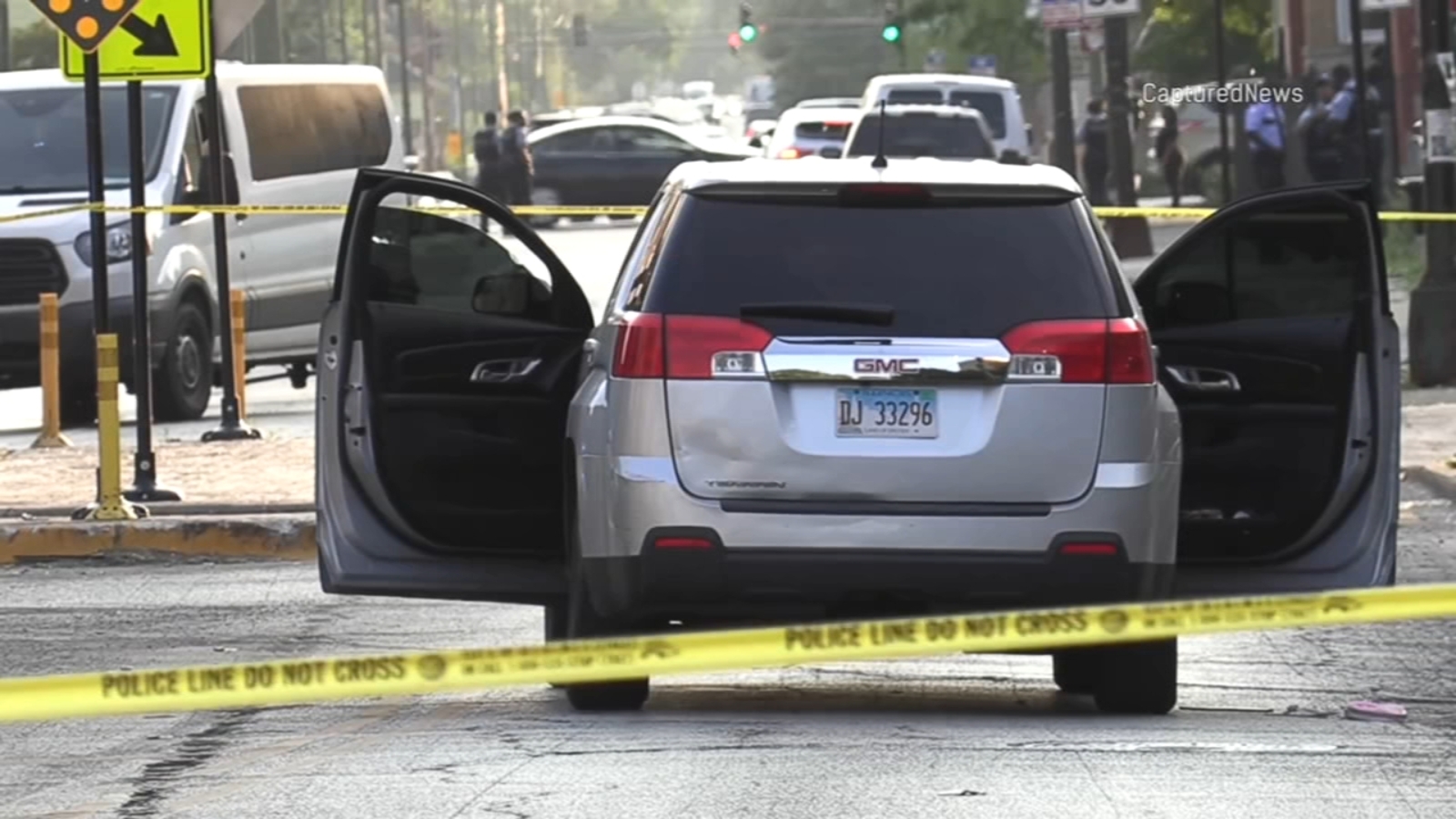 Chicago shooting Man, woman shot in car with children inside in
