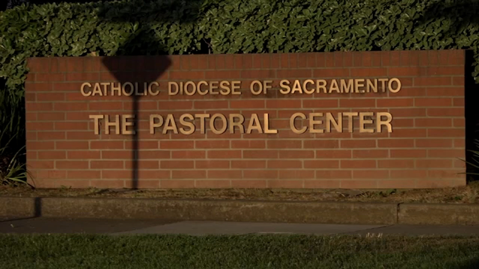 16 Venezuelan and Colombian migrants processed in Texas 'deceived' by private contractor, flown to catholic church in Sacramento - Vimarsana News
