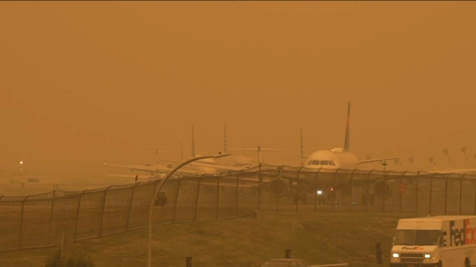 Air Quality Alert: FAA slows flight traffic in and out of LGA and Newark due to smoke - Vimarsana News