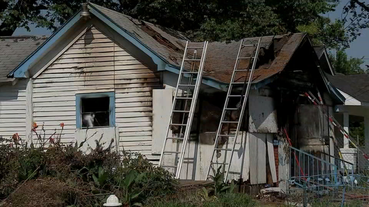 Man rescued from house fire in SE Houston, officials say