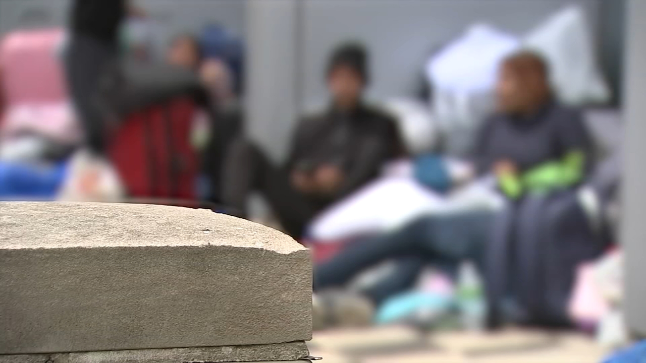 Chicago volunteers helping migrants grow frustrated as Biden sends funding