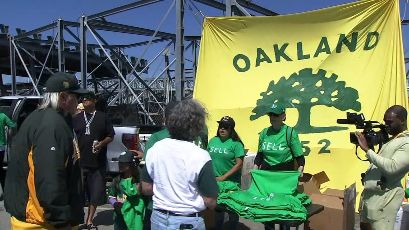 Oakland A's fans come out in full force for reverse boycott to urge John Fisher to sell team instead of heading to Las Vegas - Vimarsana News