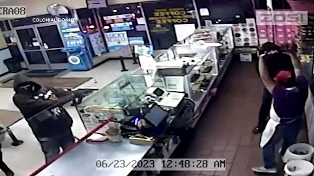EXCLUSIVE: Popular Oakland donut shop targeted in armed robbery