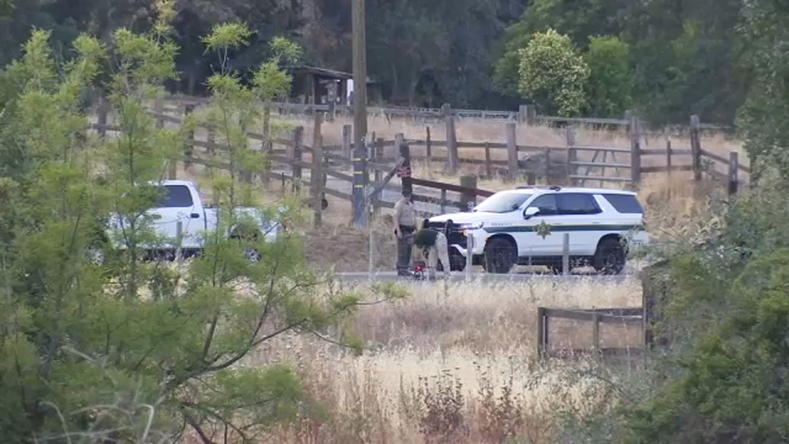 Fresno County sheriff's deputies shoot suspect in Yokuts Valley ...