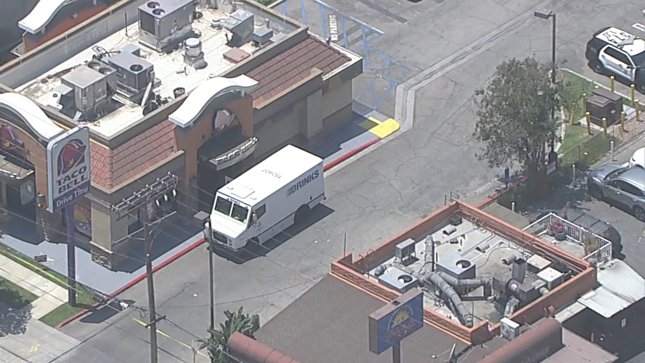 Sospechosos armados roban camión blindado de Brinks en Reseda