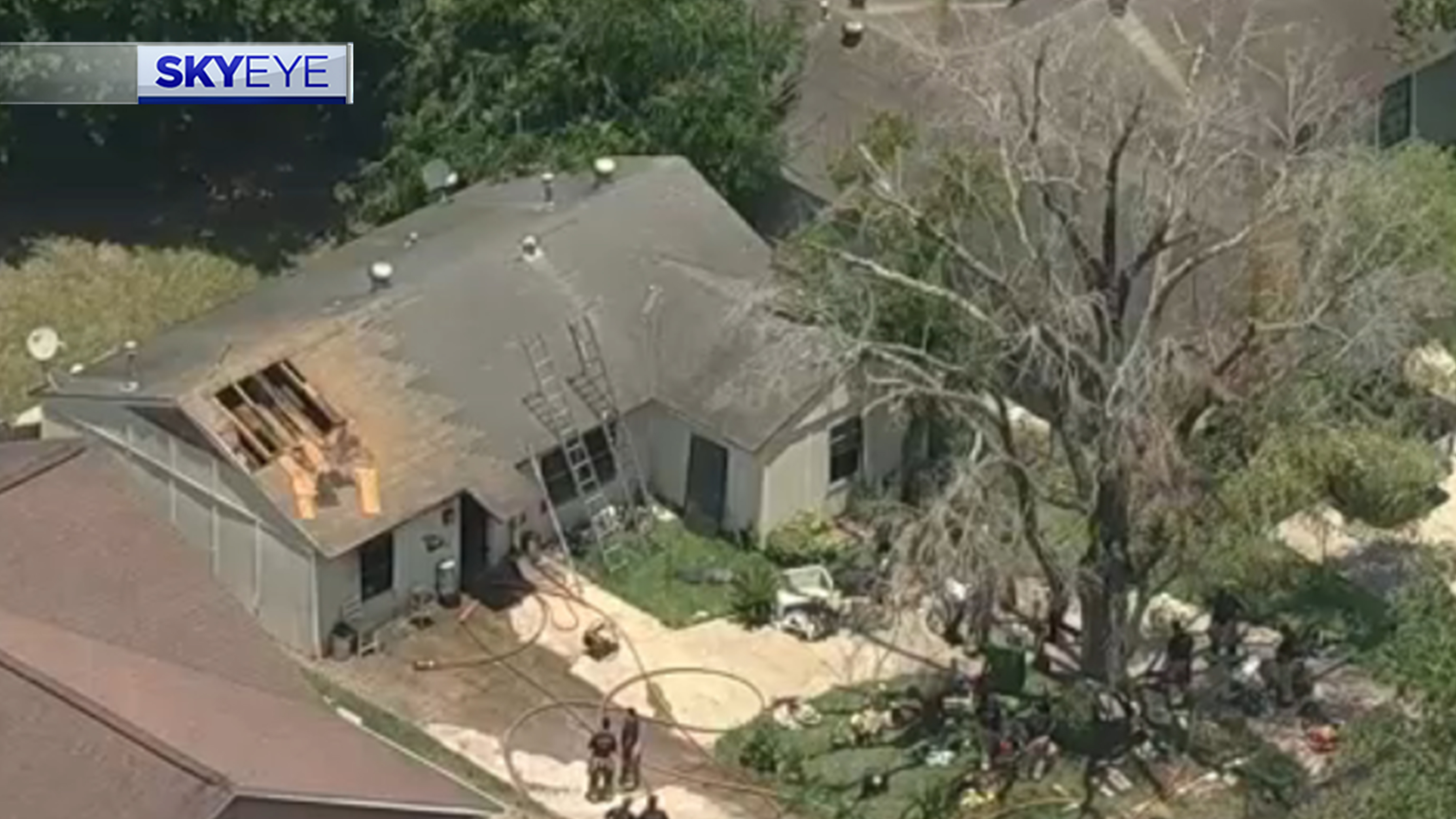 2 hospitalized after southeast Houston house fire, officials say
