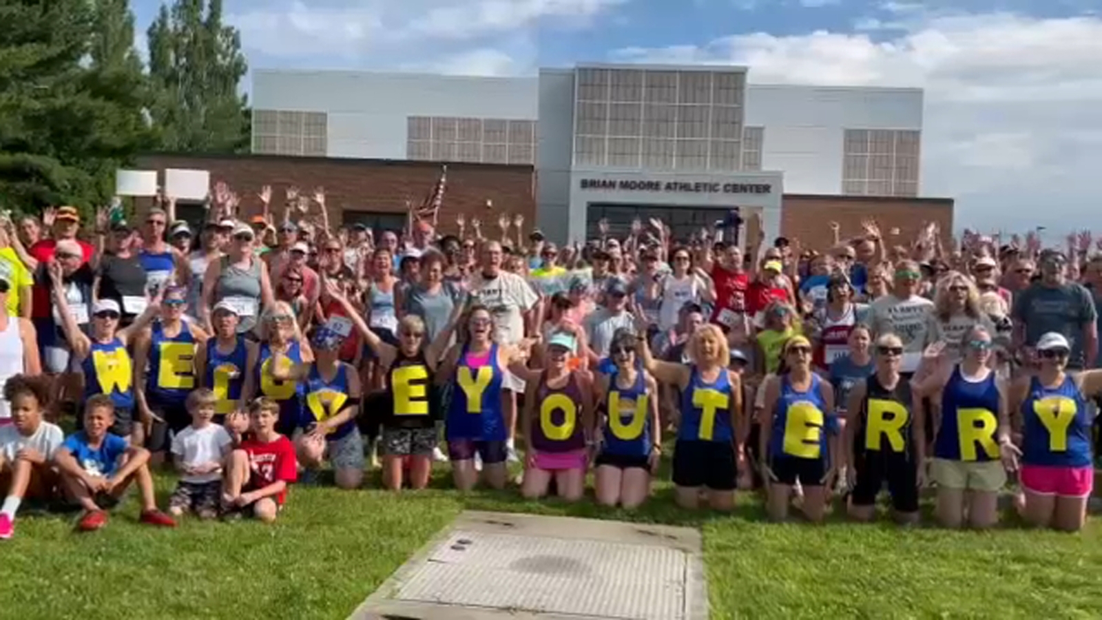 Voice of Long Island: Running community rallies around longtime announcer battling cancer in Massapequa - Vimarsana News