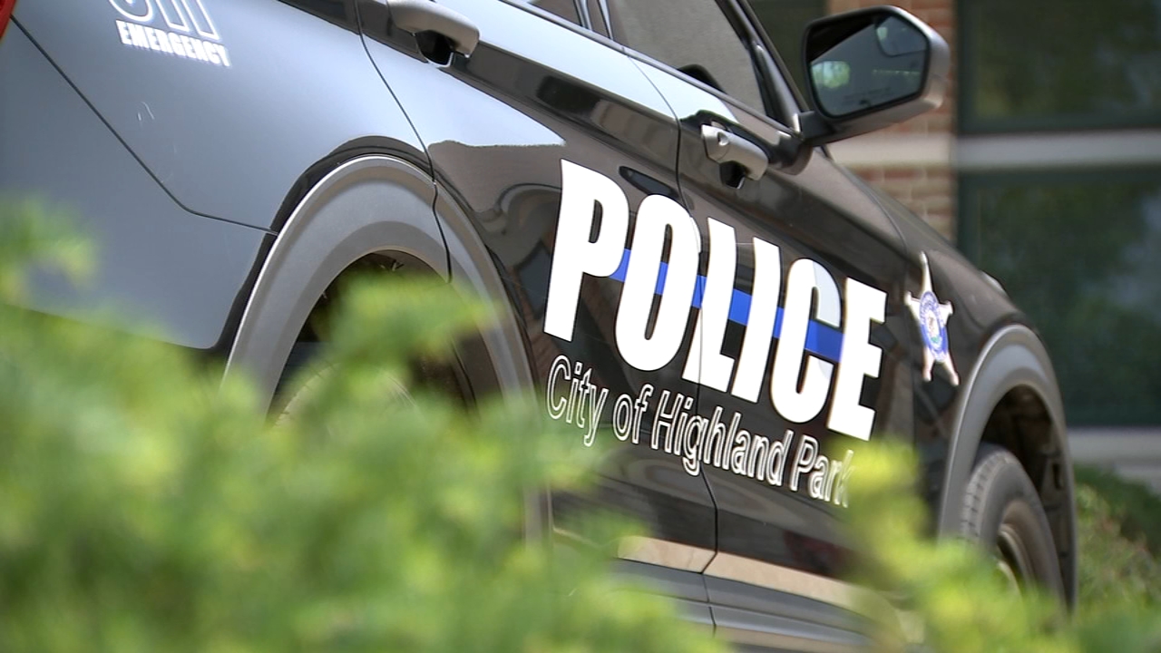 Highland Park parade shooting: Police, firefighters in parade found themselves responding to mass shooting - Vimarsana News