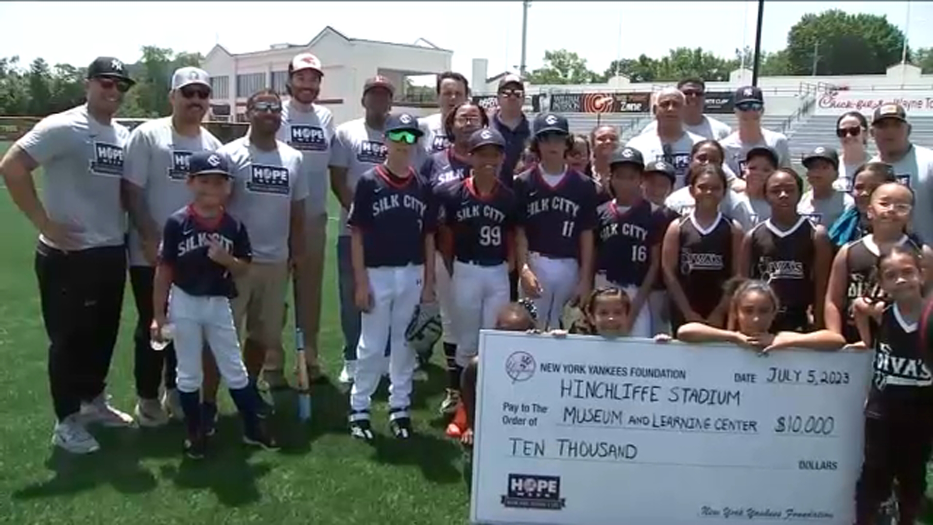 Yankees players help make childrens' baseball dreams come true