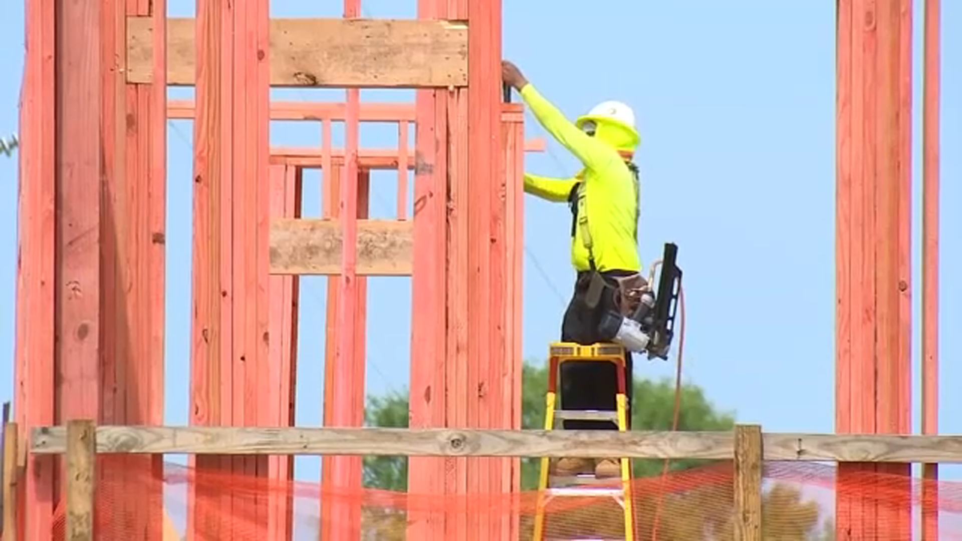 Construction workers take precautions to cope with extreme heat
