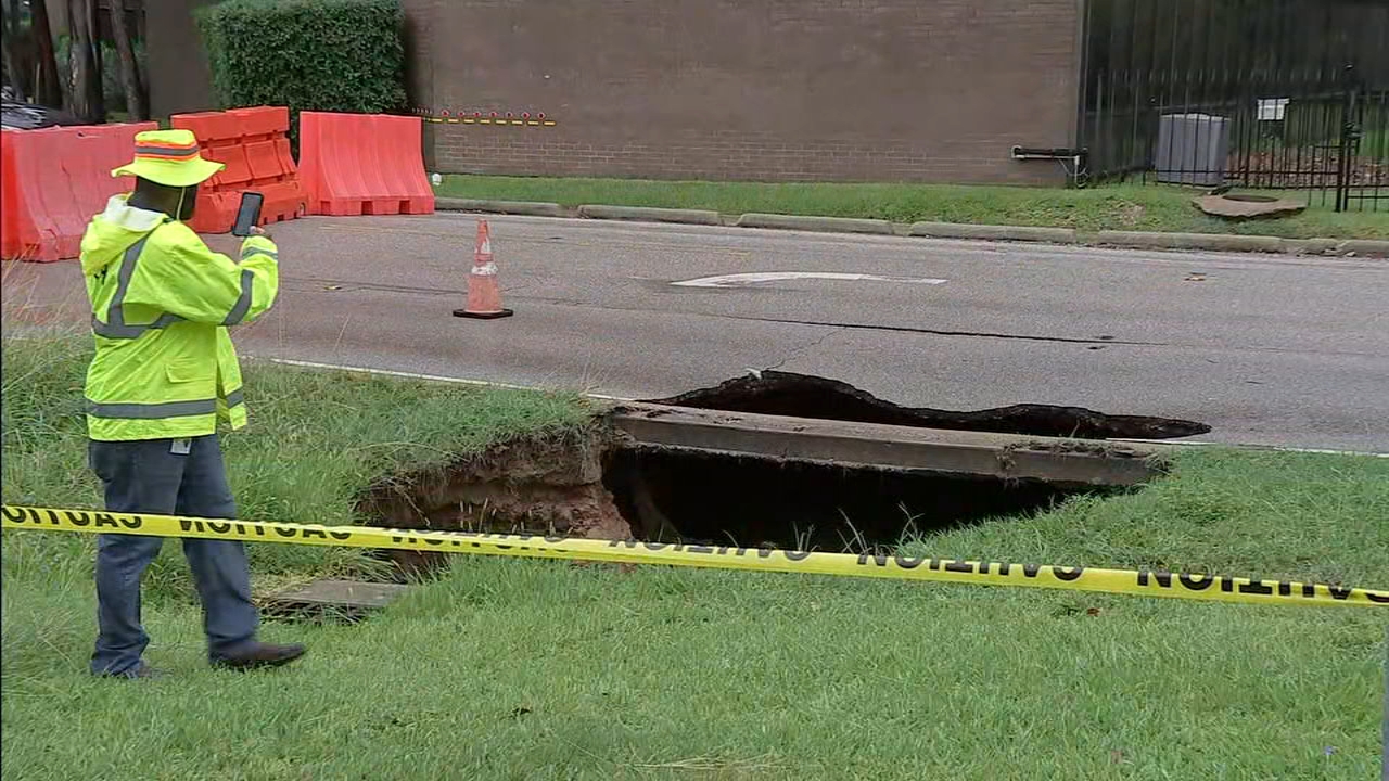 Houston sinkhole: Crews in Memorial Villages working to repair road near Woodway and Piney Point Village - Vimarsana News