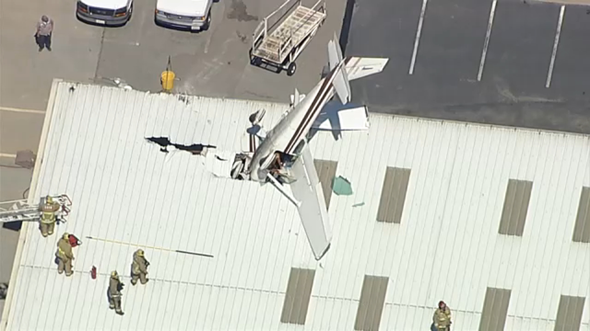 Avioneta se estrella contra un edificio en el aeropuerto de Long Beach