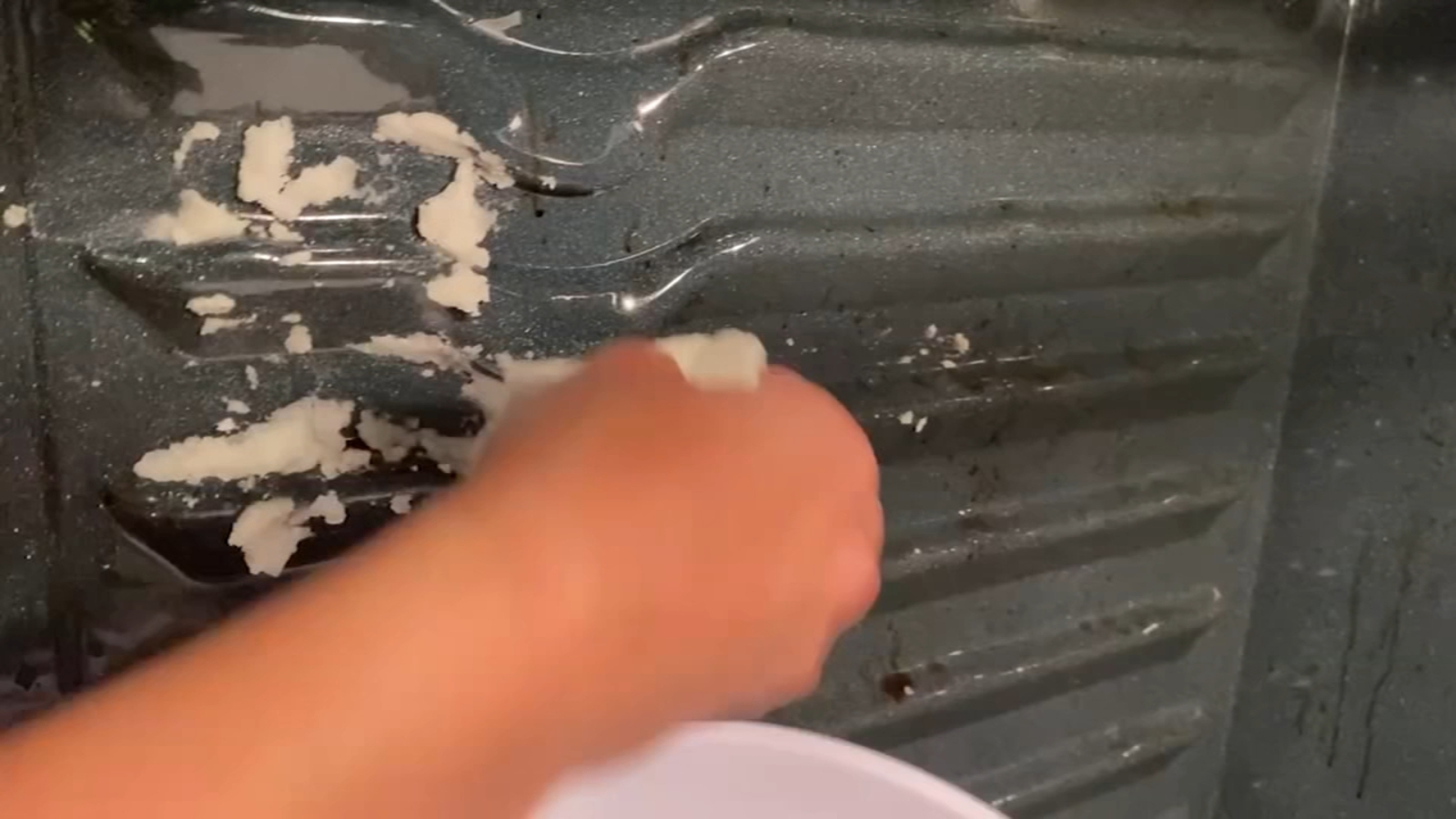 Kitchen hacks: Simple cleaning solutions using household products you likely already have from olive oil to baking soda - Vimarsana News