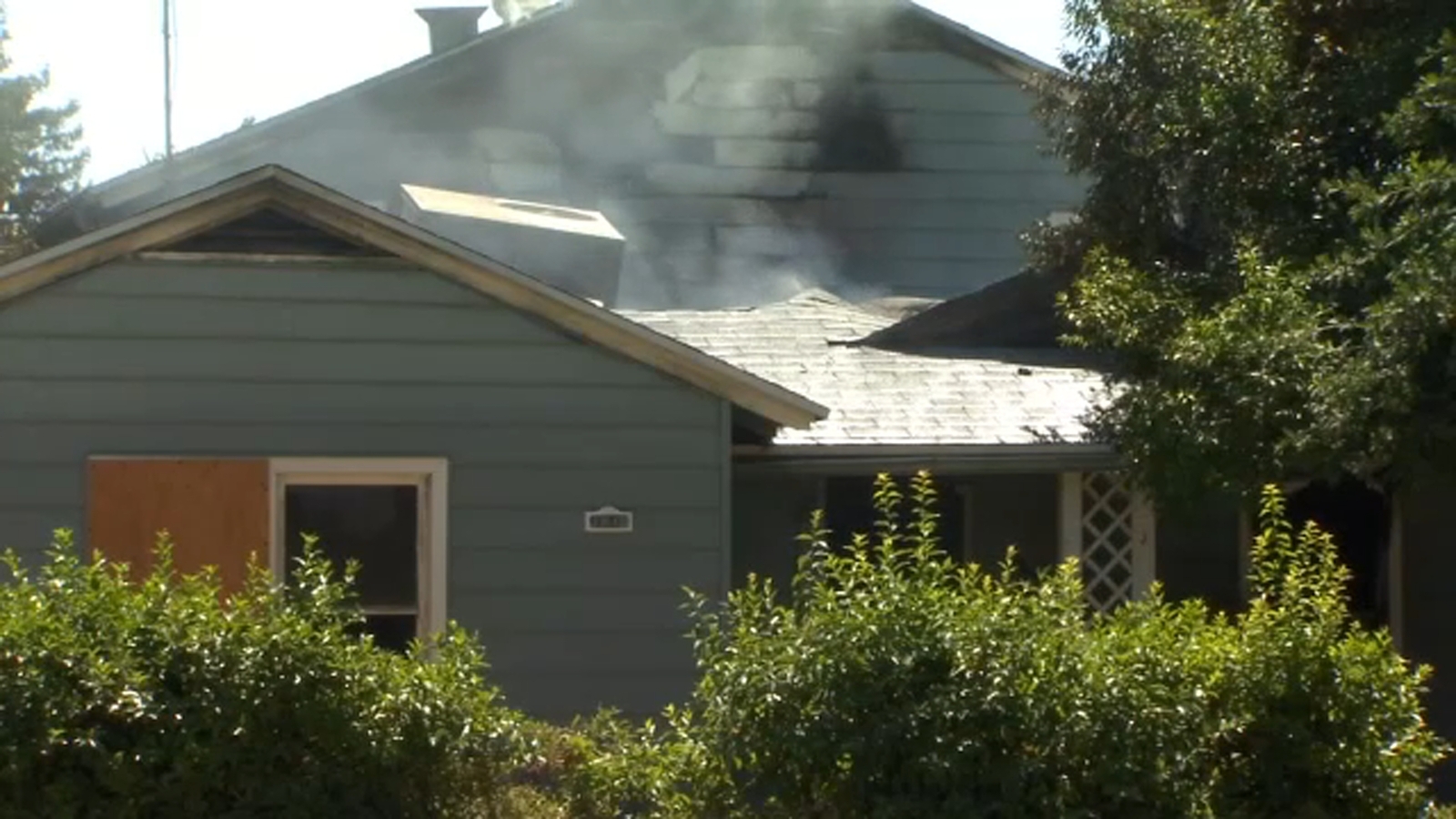 Crews investigating abandoned house fire in Fresno's Tower District