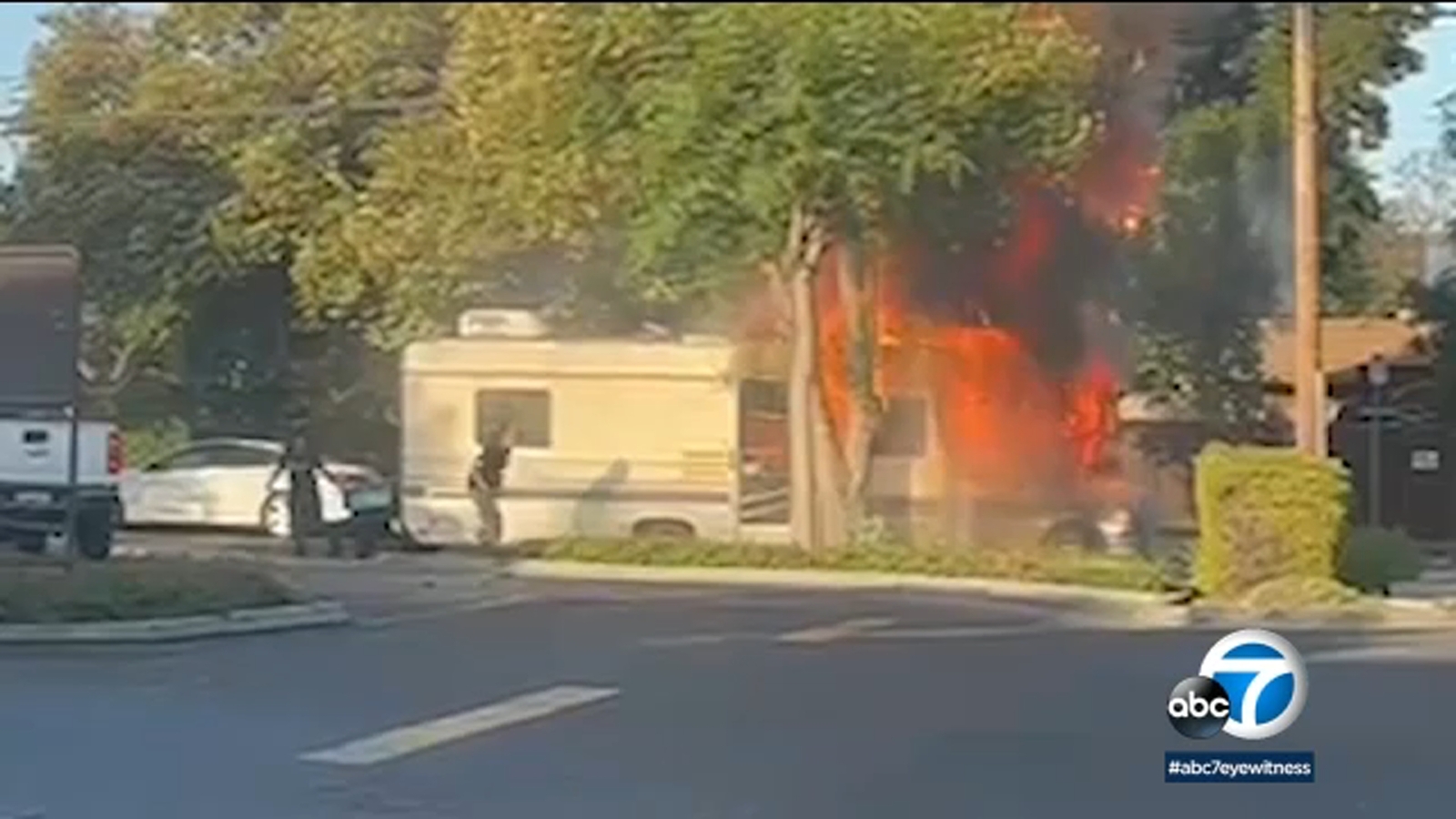 RV fire along Sylmar Avenue in Sherman Oaks leaves residents concerned over increase of homeless people living in parked vehicles - Vimarsana News