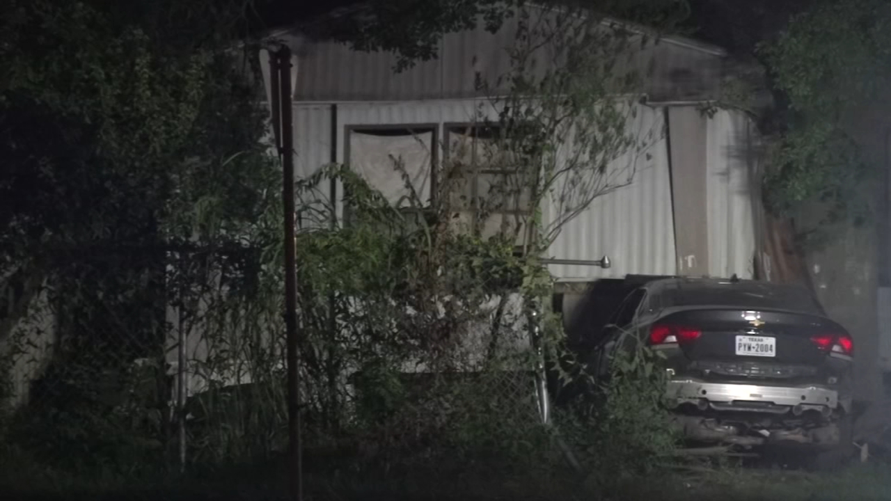 Driver crashes into mobile home following 12-mile chase, HCSO says