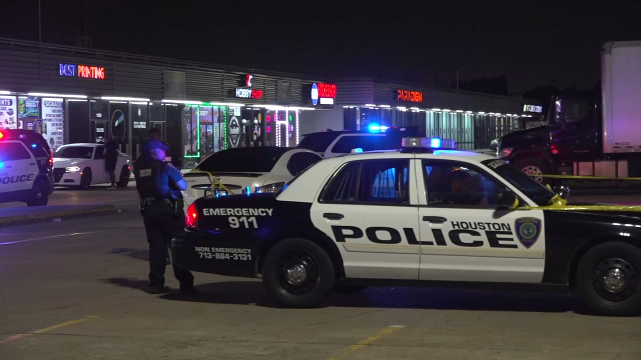 Man shot outside hookah lounge in southwest Houston, police say