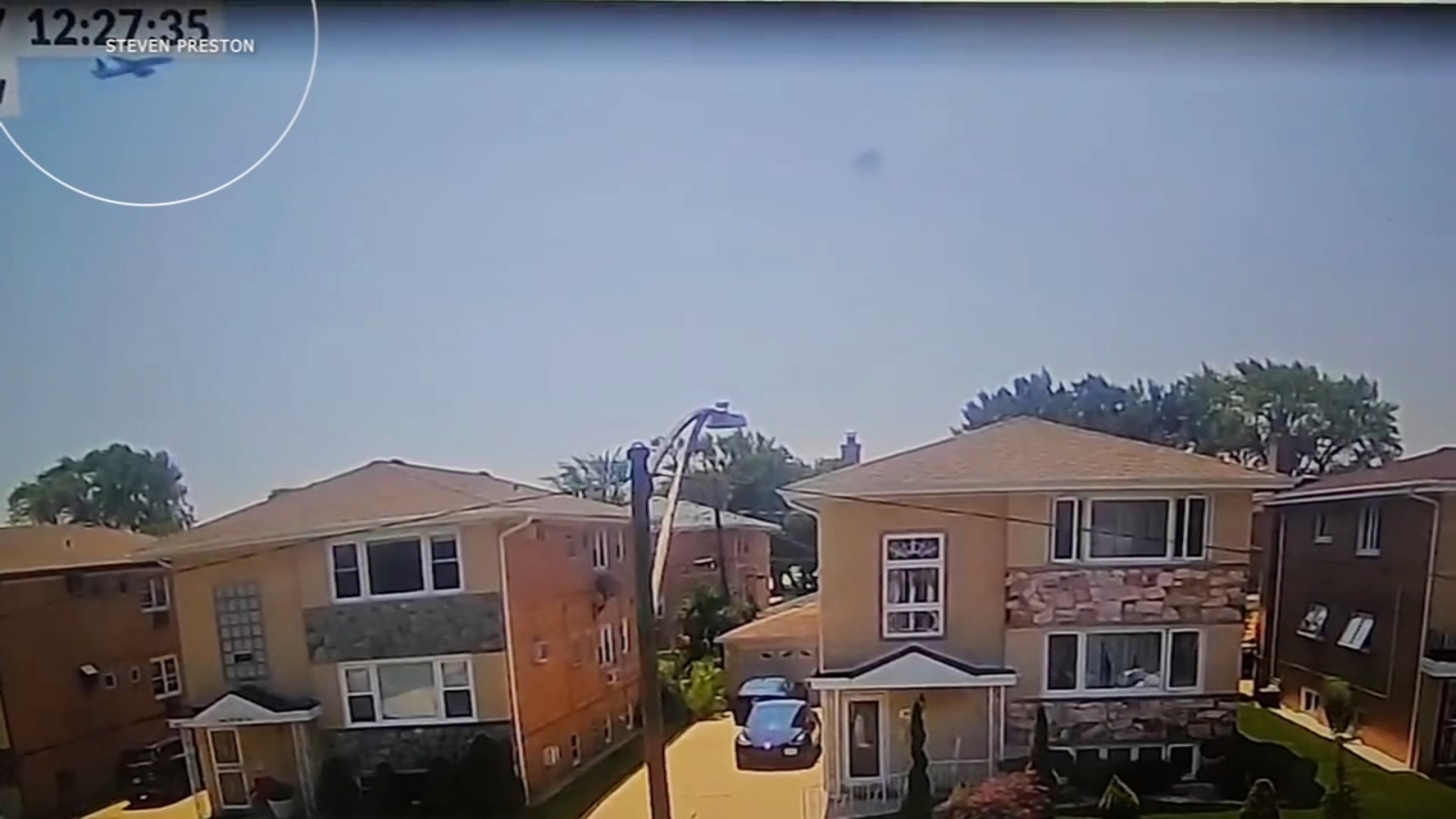 Caught on camera: Emergency slide falls from plane, United Airlines Boeing 767, on N. Chester Avenue near Chicago O'Hare Airport - Vimarsana News