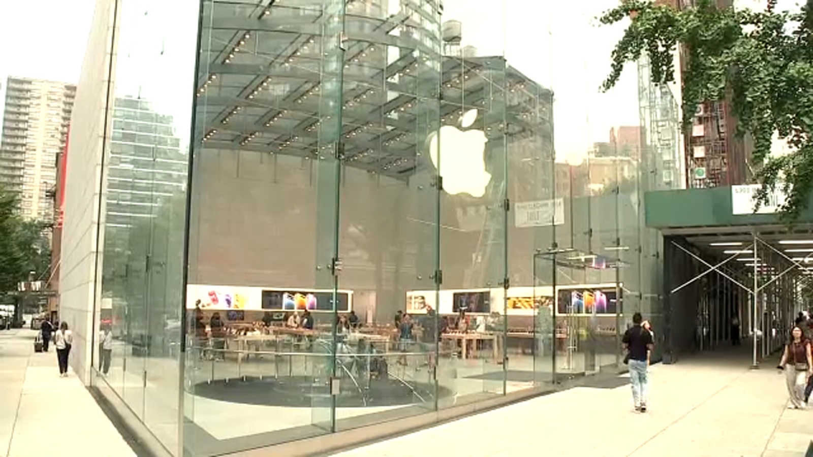 NYPD officer accused of punching man while trying to remove him from Apple store NYPD officer accused of punching man while trying to remove him from Apple store