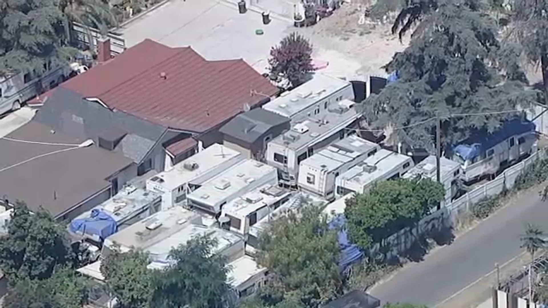 Juez ordena desalojar propiedad de Sylmar con más de 20 casas rodantes