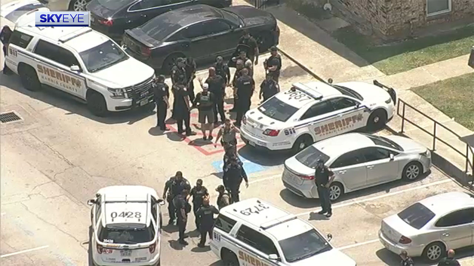 Chase out of Montgomery County ends at apartment complex on Aldine Bender Road near Bush Airport, SkyEye video shows - Vimarsana News