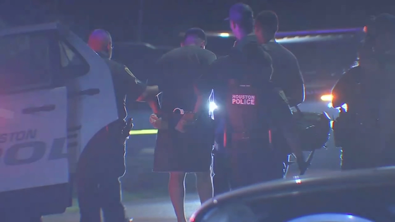 Teen son was home when mom was shot and killed by boyfriend, HPD says
