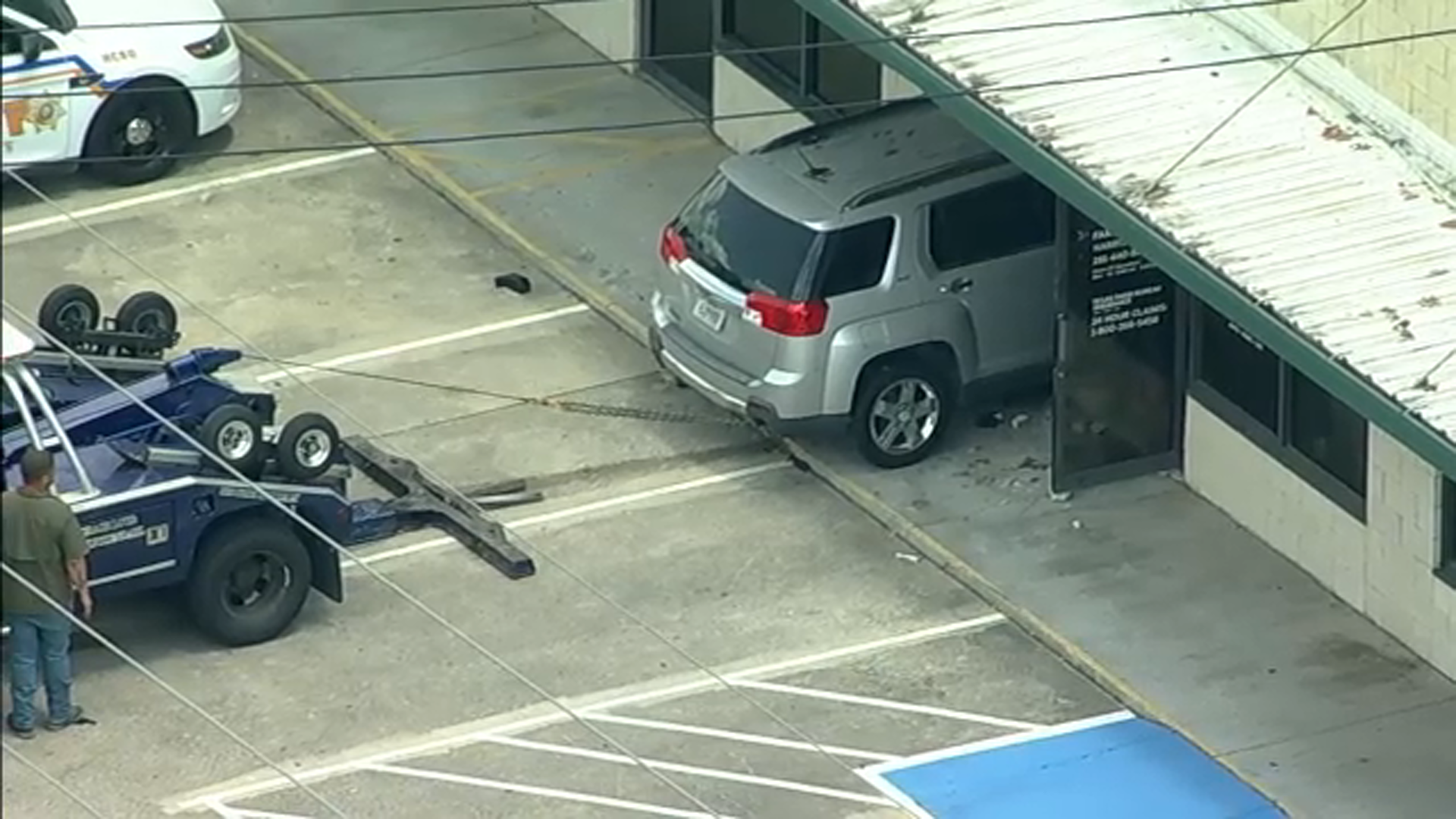 Van crashes into business after driver ran red light, deputies say