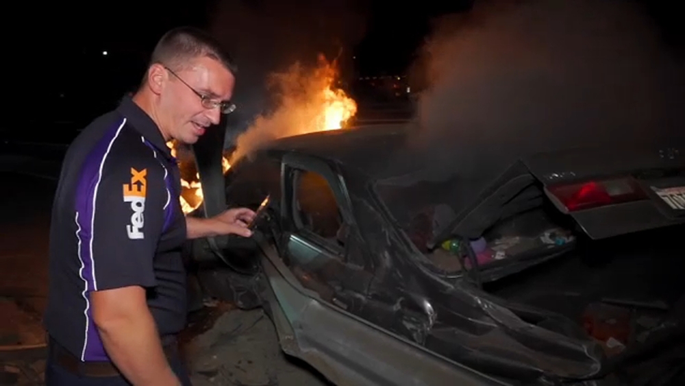 Dramatic rescue shows FedEx driver save man from burning car