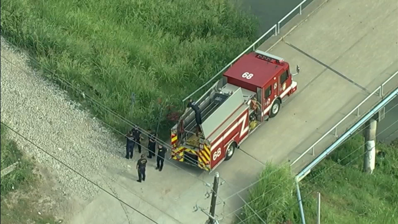 Houston firefighters pull woman from Brays Bayou after receiving drowning call near Country Creek Street bridge - Vimarsana News