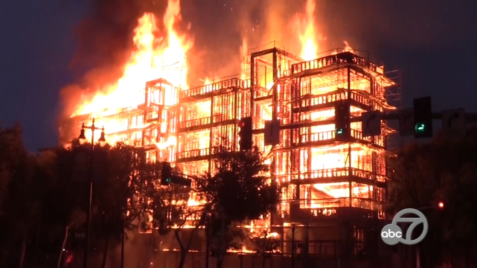 Large 4-alarm fire at building under construction in San Francisco - Vimarsana News