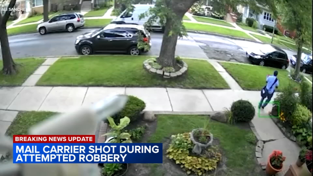 2 mail carriers robbed at gunpoint, 1 shot, minutes apart: police