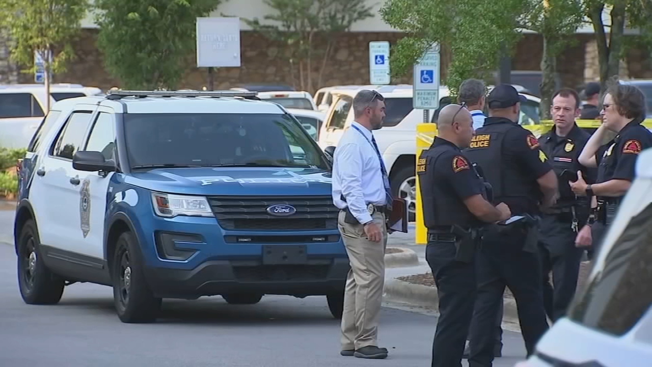 1 man shot in Food Lion parking lot in Raleigh shopping center