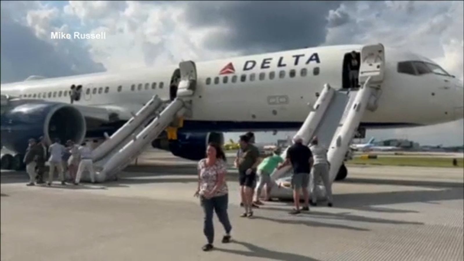 Tire on Delta flight pops while landing in Atlanta, 1 person injured