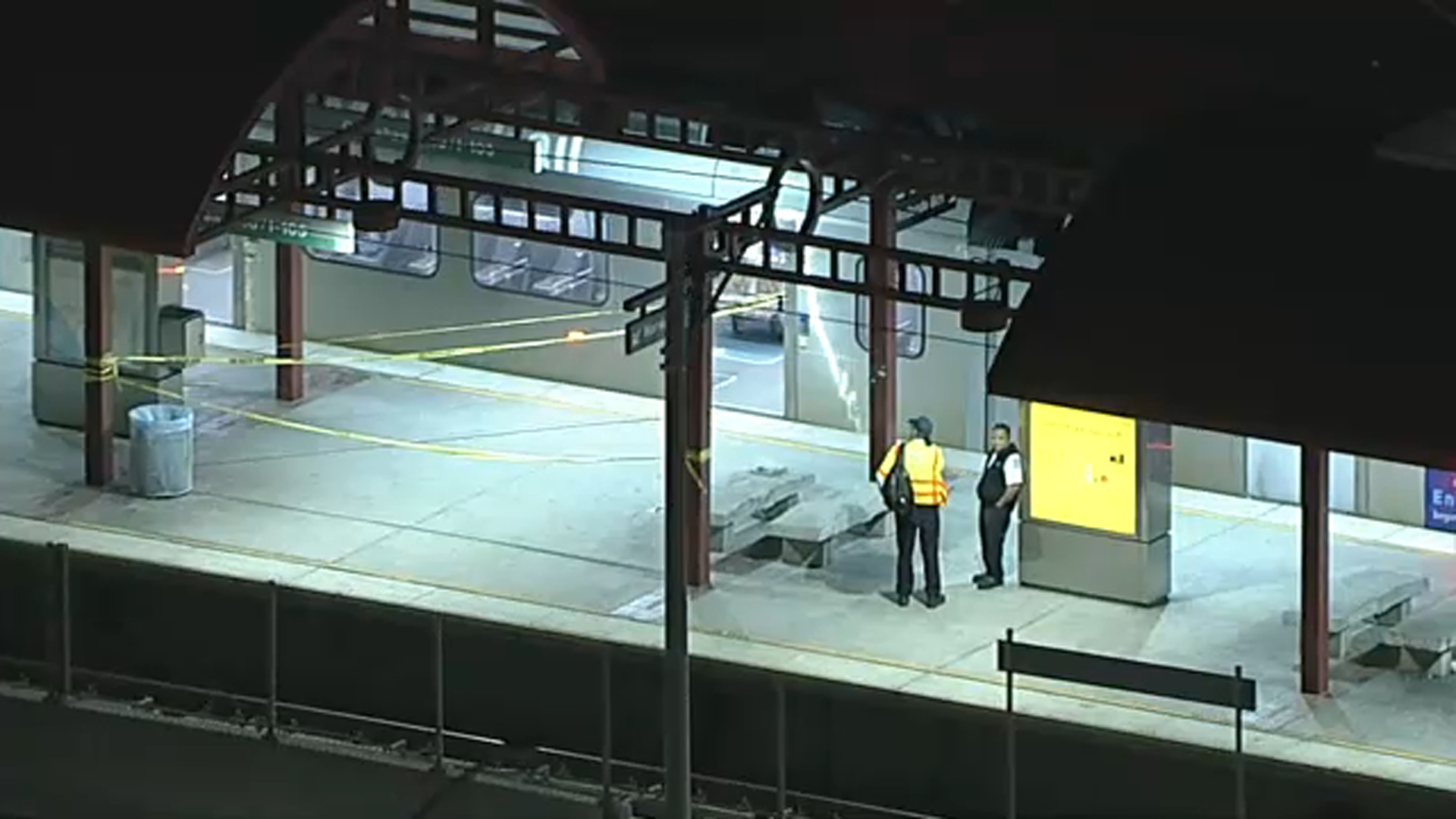 Hombre apuñalado mortalmente en plataforma de Metro en Hawthorne