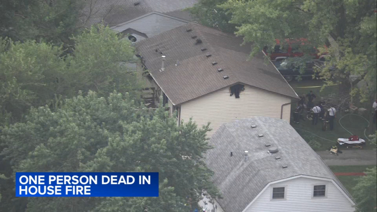1 dead after suburban house fire: police