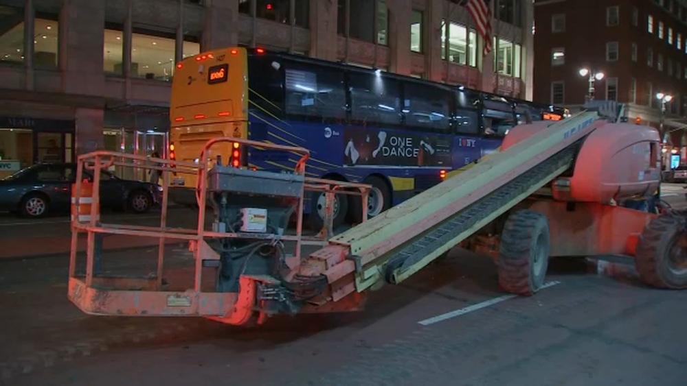 8 injured after construction lift strikes MTA bus in Midtown