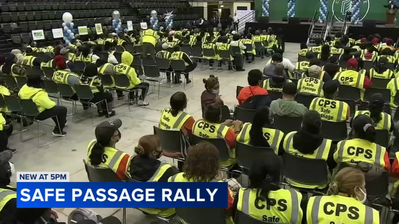 Safe Passage workers help Chicago students get to campus safely