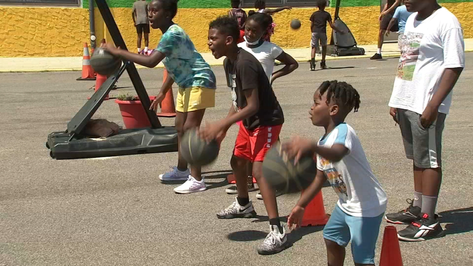 Helping with hoops Philadelphia City Councilmember Isaiah Thomas runs
