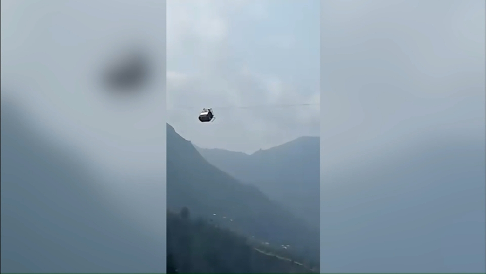 Crews try to save kids trapped 900 feet in air in broken chairlift