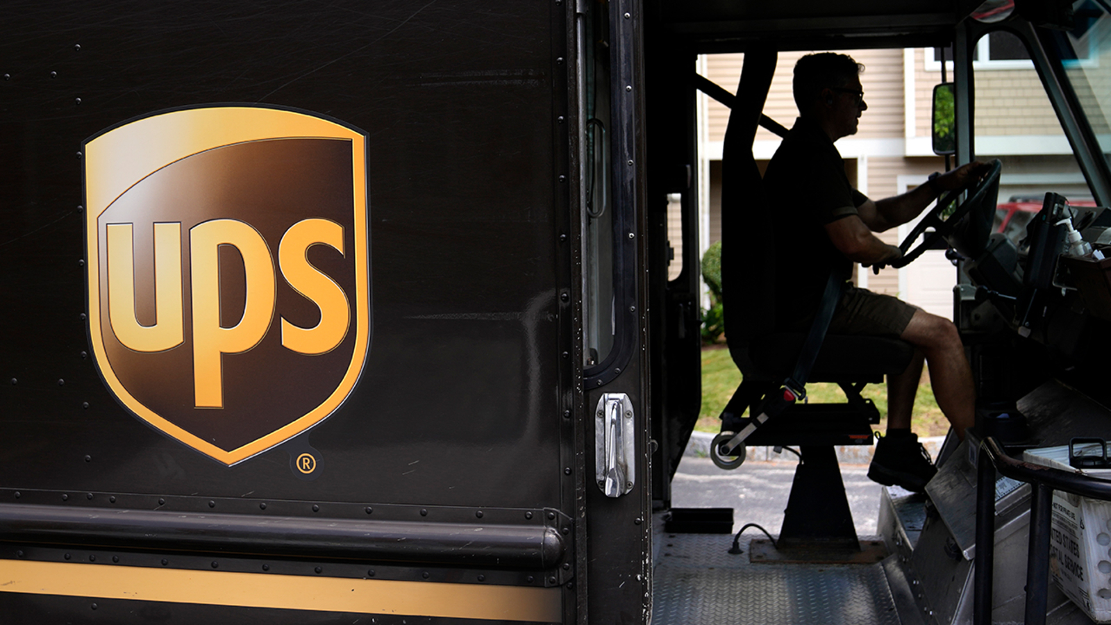 UPS workers and Teamsters union approve 5-year contract putting seal on negotiations that threatened deliveries - Vimarsana News