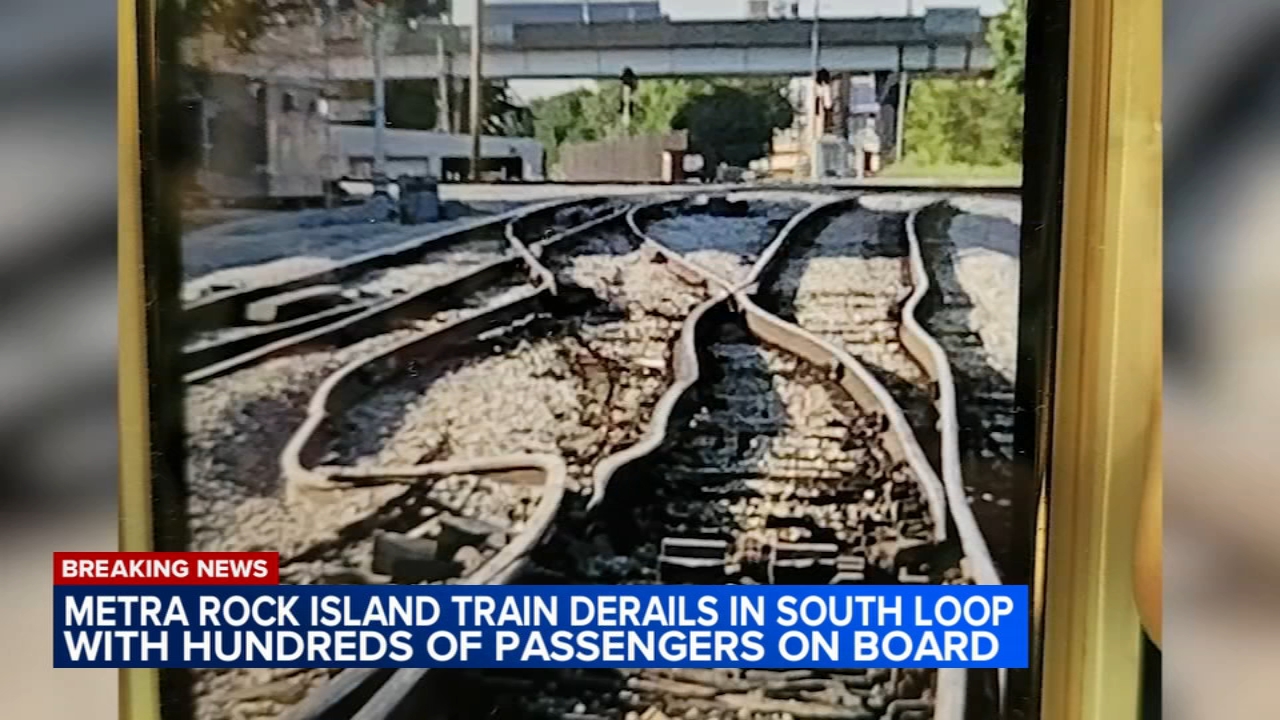 Metra train carrying hundreds of passengers derails in Chicago
