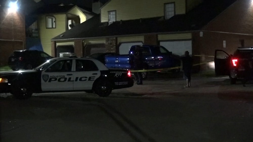 Suspected car burglar shot by vehicle's owner in SW Houston, HPD says