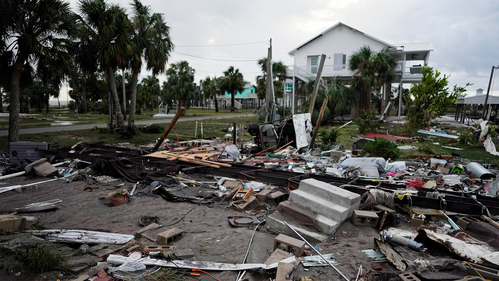 Hurricane Idalia news: Residents pick through rubble, navigate clogged roads and live without power - Vimarsana News
