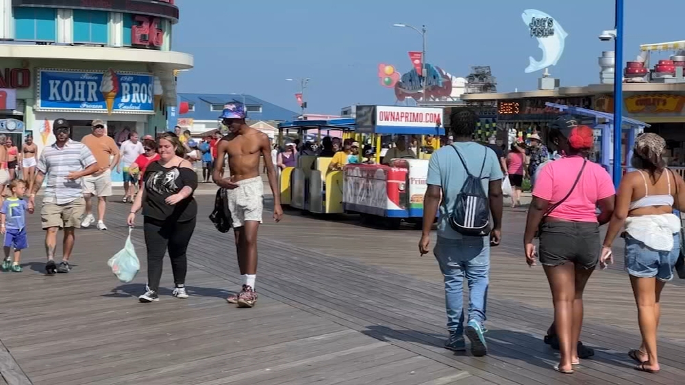 Beachgoers spend unofficial last weekend of summer soaking up sun in Wildwood