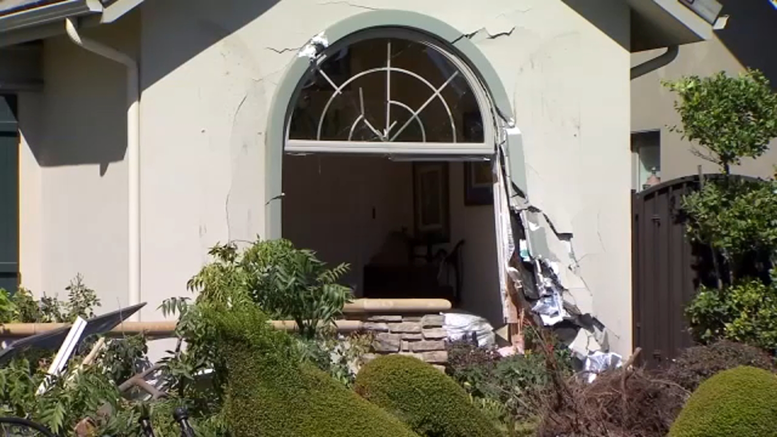 Car crashes through bedroom of Clovis home - Vimarsana News